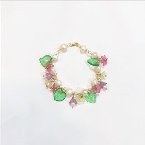 NEW GOLD, PEARL, LUCITE FLOWER BRACELET